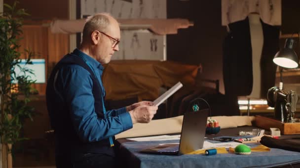 Дизайнер Моди Працює Над Дизайном Одягу Ескізами Використовуючи Ноутбук Перегляду — стокове відео