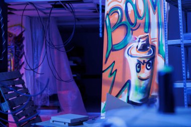 Flüoresan ışıklarla parlayan, sprey boyalı ve mor parıltılı kenar mahalle binası. Terk edilmiş boş depo parlak neon ışıklarıyla aydınlatılıyor..