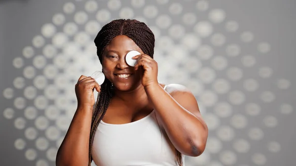 Mujer Sonriente Posando Con Almohadillas Algodón Estudio Productos Publicitarios Rutina — Foto de Stock