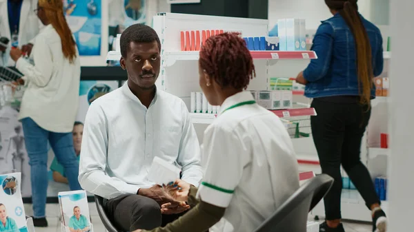 Африканские Американцы Говорят Лекарствах Аптеке Говорят Язычниках Витаминами Лекарствами Аптека — стоковое фото