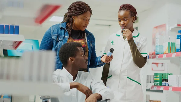 Orang Afrika Amerika Kursi Roda Membeli Obat Dari Apotek Datang — Stok Foto