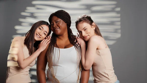 Skupina Multiraciálních Žen Usmívá Pro Tělesnou Pozitivitu Reklama Křivolaké Hubené — Stock fotografie