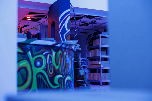 Dağınık Bina Grafiti Sanat Eserleriyle Yıkıldı Karanlıkta Mor Neon Işıklarla — Stok fotoğraf