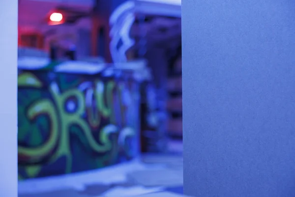 Luogo Demolito Illuminato Luci Blu Neon Graffiti Che Brillano Buio — Foto Stock