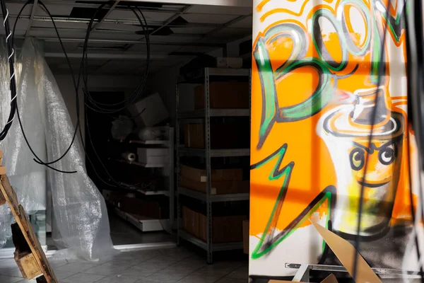 Yıkıcı Çürüme Efektleriyle Harap Olmuş Bir Depo Duvarları Grafiti Sanatıyla — Stok fotoğraf