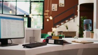 Otel lobisinde lüks bir resepsiyon masası şık bir kanepe ve mobilya resepsiyonda ve lobide lüks bir iç tasarım. Tatil köyüne modern koridor girişi.