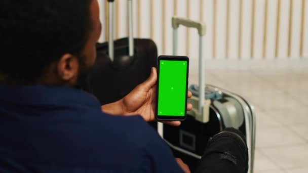 Los Viajeros Que Utilizan Pantalla Verde Teléfono Sentado Sala Estar — Vídeos de Stock