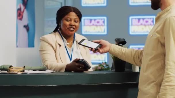Obchodník Pokladní Přepážky Drží Smartphone Nfc Technologií Platit Oblečení Černém — Stock video