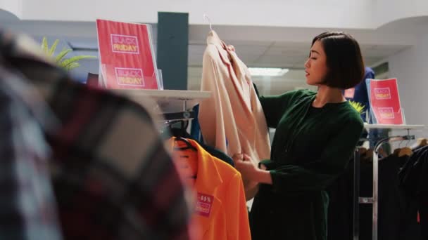 Kadın Müşteri Raflarda Asılı Kıyafetlere Bakıyor Moda Giyim Mağazasında Siyah — Stok video