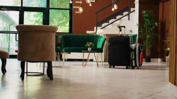 上品なスタイリッシュなソファと家具 モダンなインテリアデザインの空のエキゾチックなホテルラウンジエリア リゾートフロントカウンター大理石の床と豪華なフロントデスクロビー 高価なスペース — ストック動画
