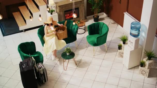 Bellhop Oferuje Usługi Dla Kobiet Salonie Czeka Odprawę Hotelu Nad — Wideo stockowe