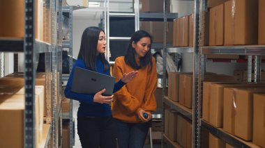 İş sahibi koltuk değnekleriyle yürüyen bir işçiyle konuşuyor. Nakliye gelişimi için lojistiği kontrol eden fiziksel engelli bir kadın çalışanla. Dizüstü bilgisayar kullanan genç bir kadın takımı.