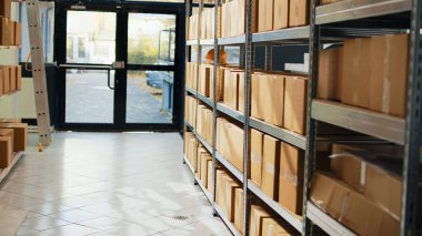 Depo malzemeleri, raflarda karton kutular, paketler ve ürün dağıtımı ve sevkiyatı için hazırlanmış karton kaplar. Perakende satış mağazası kargosuyla depo odası, endüstriyel stoklar.
