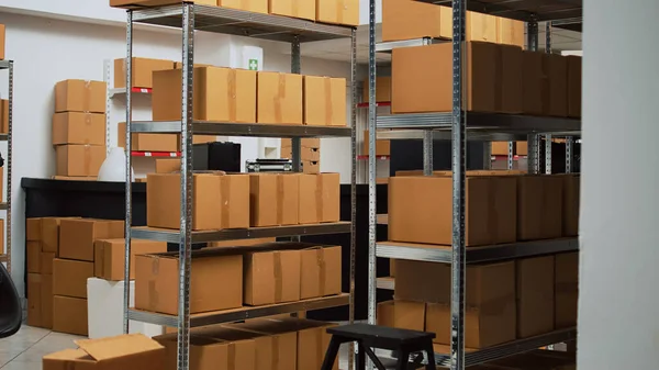 开办业务的空间里装满了装在箱子里的商品 运往客户 以及用于供应链分销的纸板包装产品 货物和仓库用品的空仓库 — 图库照片