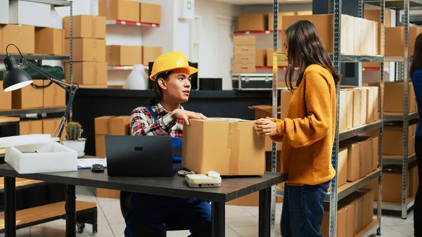 Team Asian People Analyzing Retail Products Planning Shipment Distribution Man — Stock Photo, Image