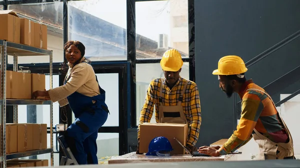 Group Workers Checking Quality Supplies Using Carton Boxes Racks Warehouse — Fotografia de Stock