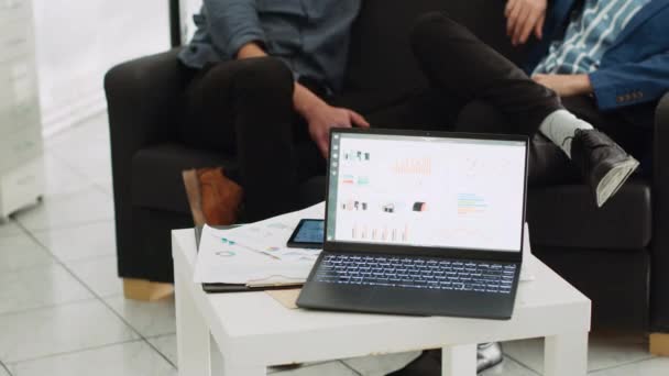 Online Agenturanalyse Laptop Coworking Space Laufprogramm Mit Verkaufsstatistiken Für Einhorn — Stockvideo