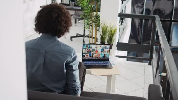 员工与执行董事会和公司首席执行官一起参加视频会议 讨论新的办公室管理战略 在笔记本电脑上使用在线视频会议呼叫的年轻人 — 图库视频影像