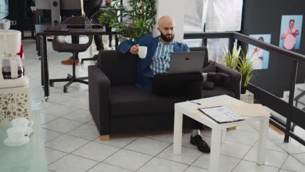 Assistente Executivo Pesquisando Dados Sobre Laptop Enquanto Ele Trabalha Espaço — Vídeo de Stock