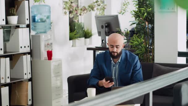 Trabalhador Inicialização Usando Smartphone Trabalho Sentado Espaço Coworking Antes Examinar — Vídeo de Stock