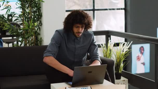 Бізнесмен Створює Звіт Ноутбуці Запуску Відкритого Простору Молодий Аналітик Оглядає — стокове відео