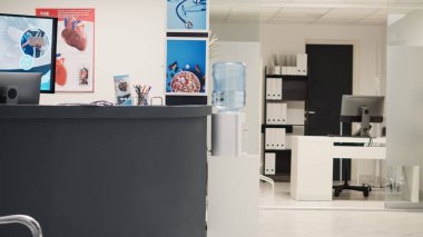 Sağlık kliniğindeki randevular için resepsiyon masası check-up muayenesinden önce koltukları olan bekleme odası. Acil muayene için klinik hizmeti veren sağlık merkezi.