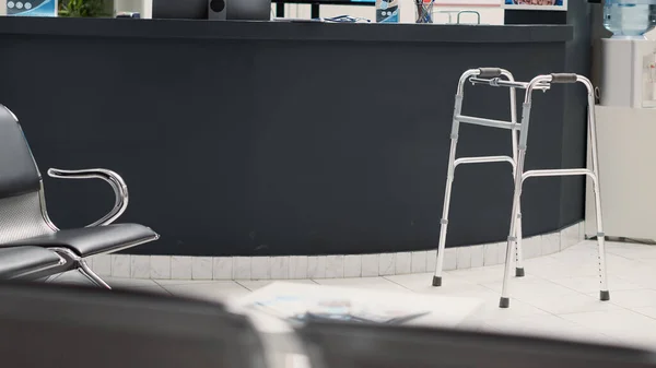 Kliniczna Poczekalnia Ramą Spacerową Holu Pusta Recepcja Doniesieniami Medycznymi Krzesłami — Zdjęcie stockowe