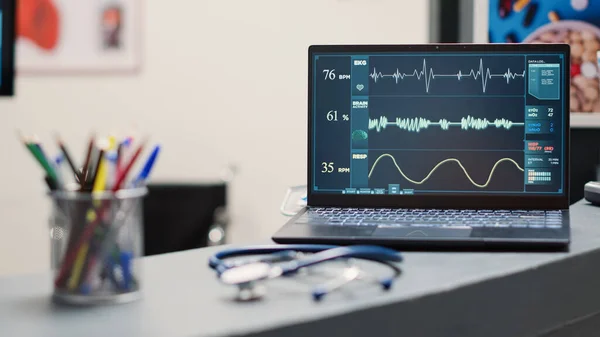 Hartslagmeter Laptop Lobby Lopende Hartslag Polsdruk Lege Wachtkamer Bloeddrukanalyse Elektrocardiogram — Stockfoto
