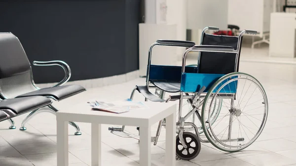 医院大堂 诊断中心的空轮椅上满是保健传单和登记表 前台接待 方便残疾人的临床设施 — 图库照片