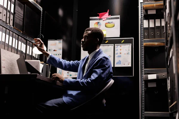 Αφροαμερικάνος Αστυνομικός Χρησιμοποιεί Καινοτόμο Τεχνολογία Για Λύσει Την Υπόθεση Του — Φωτογραφία Αρχείου