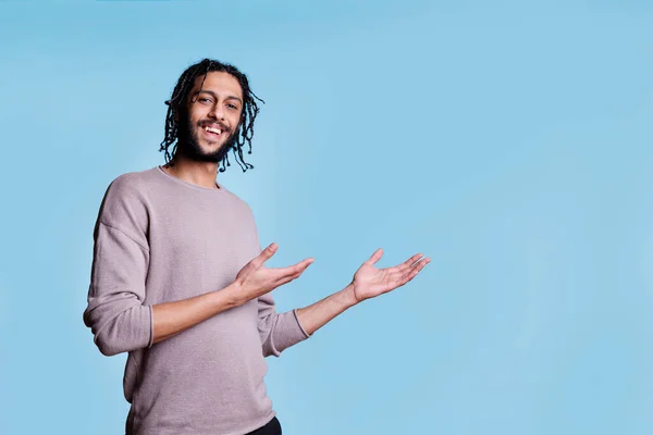 Homem Árabe Sorridente Apontando Com Mãos Para Lado Enquanto Publicita — Fotografia de Stock