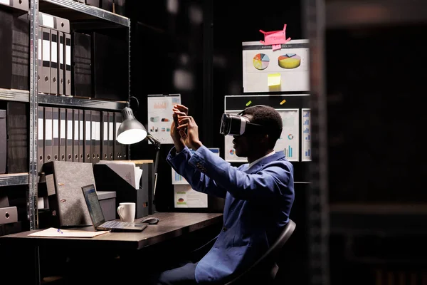 Privé Detective Draagt Virtual Reality Headset Gebruikt Een Bril Voor — Stockfoto