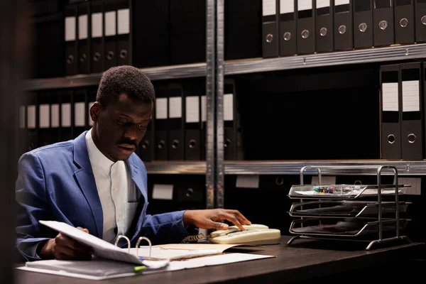 Afrika Kökenli Amerikalı Müfettiş Telefona Cevap Veriyor Arşiv Odasında Sabit — Stok fotoğraf