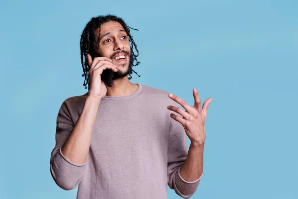 Hombre Árabe Sonriente Que Divierte Comunicación Teléfono Móvil Mientras Explica — Foto de Stock