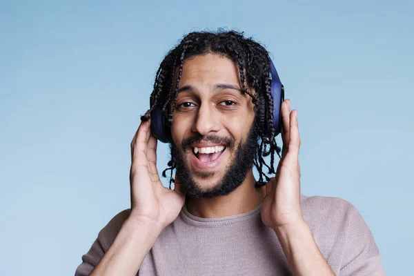 Homem Árabe Feliz Ouvindo Música Alegre Fones Ouvido Sem Fio — Fotografia de Stock