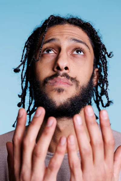 Homem Árabe Orando Rosto Com Expressão Esperançosa Mãos Abertas Enquanto — Fotografia de Stock