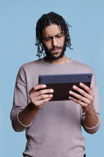 Zdezorientowany Człowiek Korzystający Tabletu Cyfrowego Czytający Wiadomości Sieciach Społecznościowych Osoba — Zdjęcie stockowe