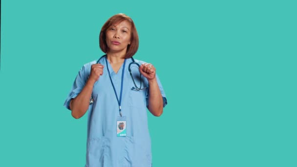 Feliz Brincalhão Asiático Enfermeira Divertindo Fingindo Lutar Dando Socos Engraçado — Vídeo de Stock