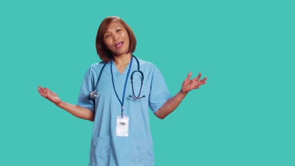 Verbaasde Aziatische Verpleegster Doet Verbijsterd Gebaar Terwijl Aan Het Werk — Stockvideo