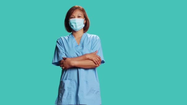 Upbeat Leende Kvinna Bär Skyddande Klinisk Ansiktsmask För Att Förhindra — Stockvideo