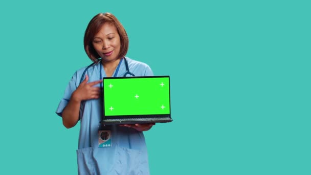 Enfermera Alegre Mostrando Instrucciones Médicas Video Ordenador Portátil Maqueta Croma — Vídeos de Stock