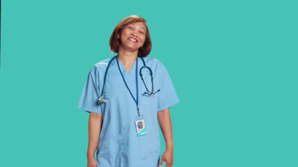 Szczęśliwa Zrelaksowana Pielęgniarka Bipoc Wybuchu Śmiechu Pracy Wesoły Specjalista Opieki — Wideo stockowe