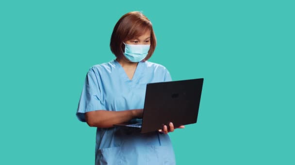 Boldog Orvosi Nővér Online Chatel Beteggel Laptopon Telemedicina Vizsgálat Során — Stock videók