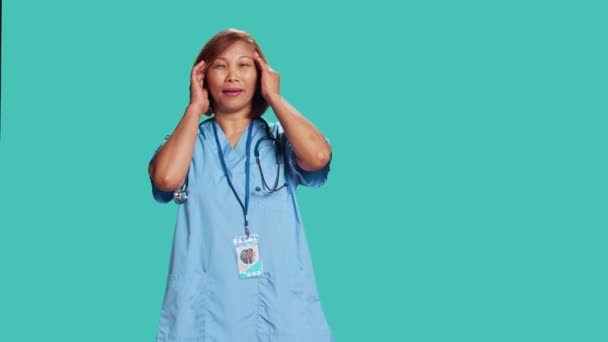 Перероблена Медсестра Яка Страждає Від Мігрені Після Виснажливого Дня Роботі — стокове відео