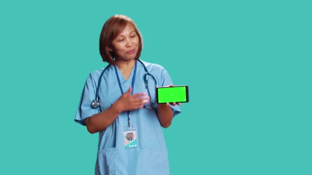 Hastane Çalışanı Krom Anahtar Yeşil Ekranda Tıbbi Video Gösteriyor Hemşire — Stok video