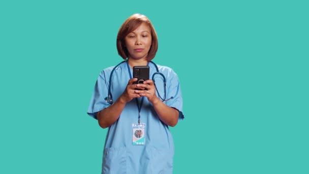 Gelukkige Verpleegster Sms Smartphone Tijdens Het Werk Genieten Van Pauze — Stockvideo