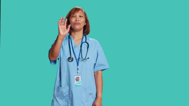 Fascinerende Kompromisløs Sundhedsekspert Kaste Stop Hånd Tegn Utilfreds Med Arbejdsforholdene – Stock-video