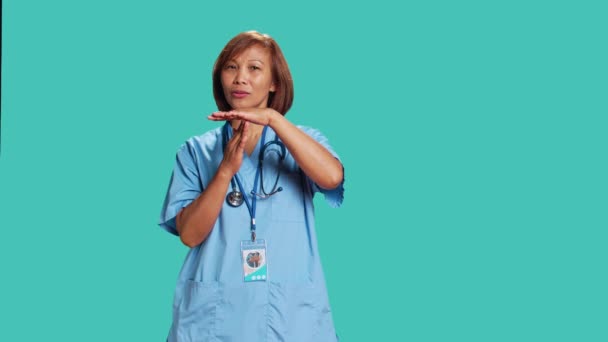 Assertieve Zorgspecialist Vraagt Time Out Tijdens Het Werk Verpleegster Doet — Stockvideo