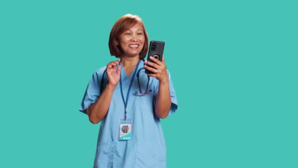 Szczęśliwa Pielęgniarka Wideokonferencji Witająca Ludzi Wesoły Specjalista Dziedzinie Telemedycyny Online — Wideo stockowe