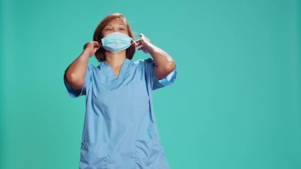 Asyalı Hemşire Bilgilendirme Videosu Yapıyor Nasıl Düzgün Koruyucu Maske Takılacağını — Stok video